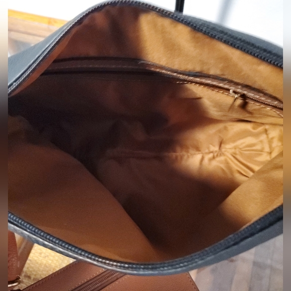 Large Pouch/Crossbody Bag with RFID Wristlet - Picture 4 of 6